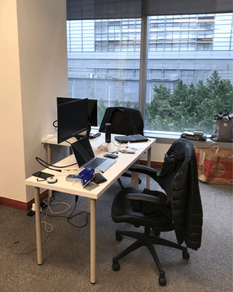 創辦人 Alan 租了一張共同工作空間桌椅，開始創業 Coding，以第一代的 MVP 吸引數百間電商使用。