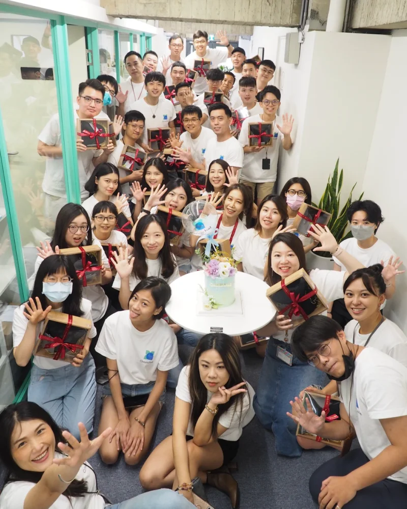 公司快速成長：成為 Meta/WhatsApp Partner，獲得 Pre-A 融資，並獲得 200 多個國家客戶，在東南亞各國設立辦公室。